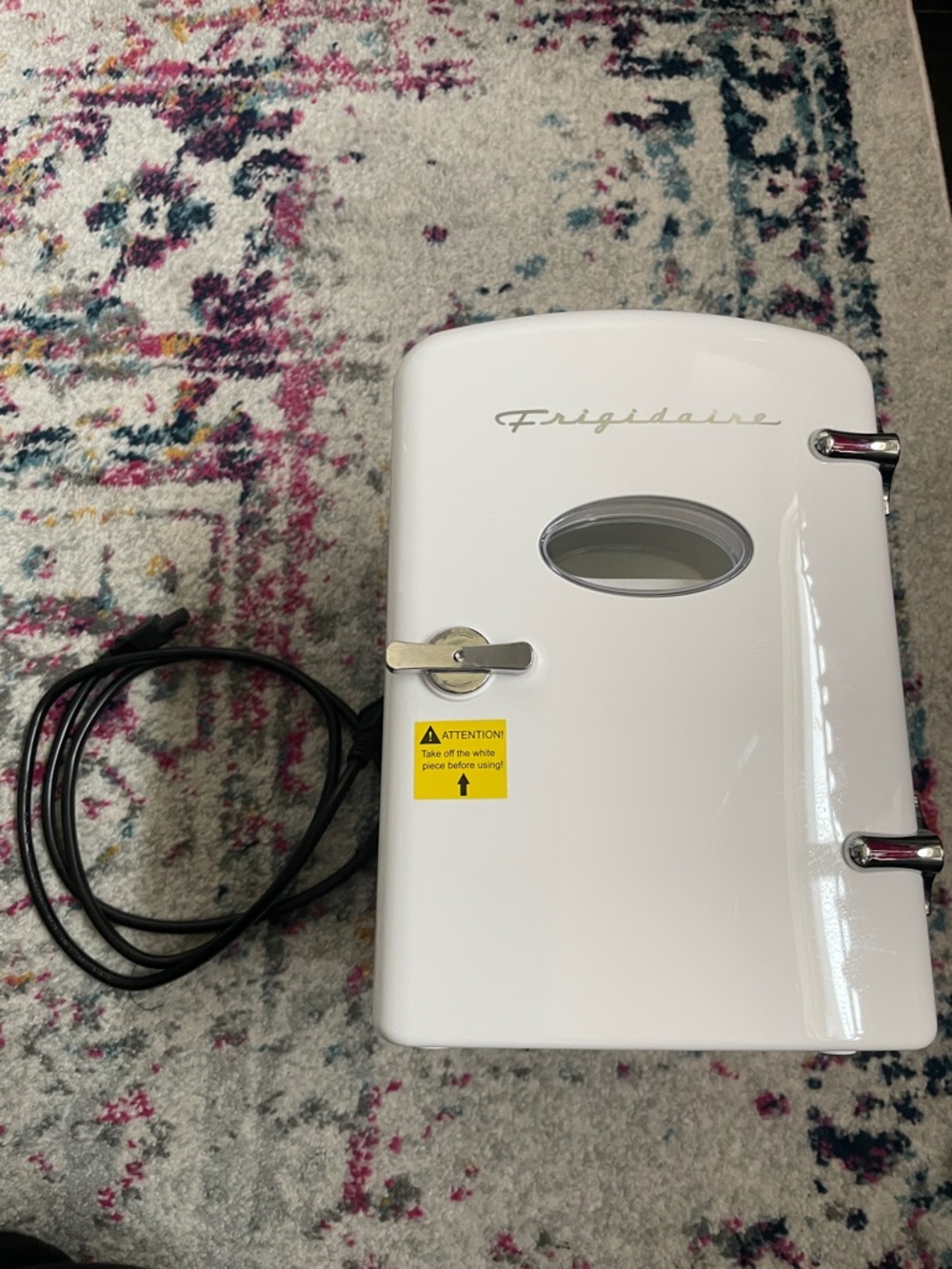 Frigidaire White Mini Fridge Retro Tiny Refrigerator Drinks Makeup Fridge